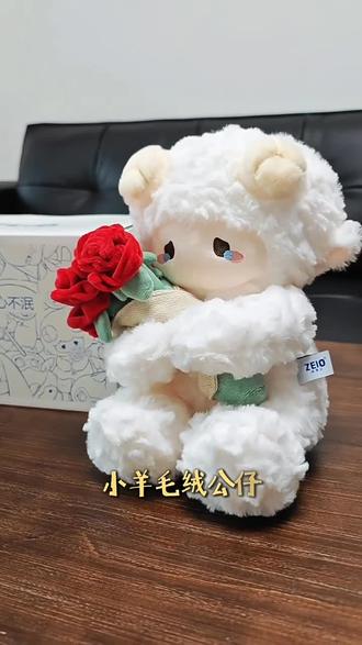这个玫瑰花泡芙小羊也太可爱了吧!它有着软萌的外表,让人忍不住想抱抱。而且它的材质非常柔软亲肤,摸起来就像在撸猫一样舒服#毛绒玩具 #毛绒公仔