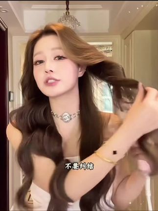姐妹们快来看看这个卷发棒,它是这种可以自动卷发的卷发棒,而且还是负离子的,不会伤害头发,它不仅可以用来卷发,还可以做直发内扣,真的很实用,一共有四个档位可以选择,可以满足各种需求,它的耐热性也很高,不用担心会烫坏。喜欢的朋友赶紧点击链接购买吧!#种草 #强烈推荐 #每日分享