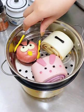 #电煮锅 #厨房好物 #小电锅 #在家做美食 #厨房好帮手 多功能电煮锅,你的厨房小能手!无论是清晨的暖胃粥品、午后的元气小火锅,还是深夜的快手面条,一锅轻松搞定。1.5L黄金容量,满足1-2人精致生活,不占空间更省心。食品级不粘内胆,煎炒煮涮样样行,清洁一抹即净。三档火力调节,精准控温不糊底,宿舍、出租屋、办公室都能用。小巧机身藏着大本领,让每一餐都充满仪式感,开启你的高效烹饪之旅!