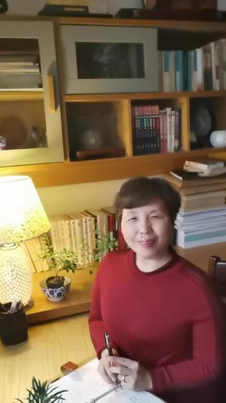 #这是一首悼亡词,悼忆的是曾经的风尘女子,词人寻访伊人的足迹,想像自己离开后伊人伤心欲绝的样子,回忆昔日的甜蜜欢会。向老邻居到处打听伊人的消息,得知恋人因思念自己忧伤成疾,离开人世,万分悲痛,黯然离去。
#《宋词三百首》之《三姝媚 烟光摇缥瓦》—史达祖