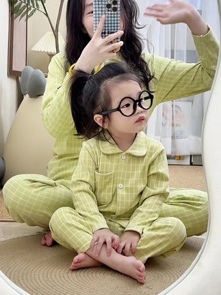 当了妈妈后 总在某个寻常时刻突然鼻酸 明明她衣食无忧 平安健康 却总觉得那个小小身影莫名单薄 后来读到那句话 “爱是掏空口袋仍怕给不够” #当妈妈后 #宝妈情感共鸣 #我的女孩👧🏻