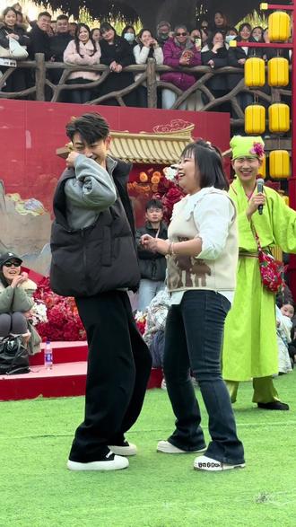 彬彬和姐姐跳舞,还给整害羞了,姐姐好幸福啊#万岁山武侠城 #万岁山老嫂子#来万岁山武侠城看斗舞了 #万岁山斗舞还是太有节目了 #老嫂子欢乐大舞台