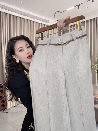 秋冬天穿这条裤子也太美了吧,版型穿上好显瘦呀,面料穿上好高级呀。#秋冬新款 #秋冬穿搭 #秋冬氛围感穿搭