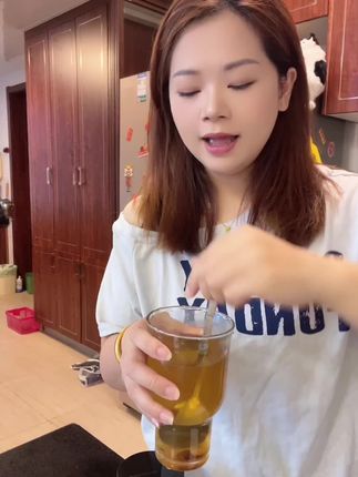 冬吃萝卜夏吃姜,三伏天就是吃姜的好时期,如果你平时觉得麻烦的 你可以去买这个姜粉 配料表只有姜没有任何科狠活,关键是平时用它来做饭啊,去腥啊,包饺子干嘛,都是非常的不错的,价格还特别的划算,你们可以趁的活动赶紧的去整上一单 #每天来一杯 #姜粉 #良心推荐