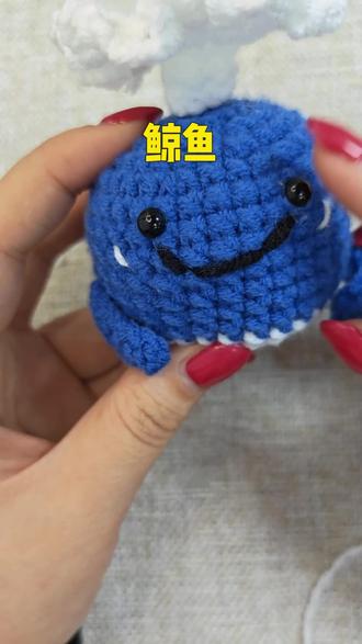 指尖缠绕的蓝线,织出一只笑眼弯弯的小鲸鱼🐳,像把海洋的温柔都捧在手心。每一针每一线,都是对童真的虔诚告白💙。#新奇特玩具 #有趣的儿童手工作品 #爱做手工