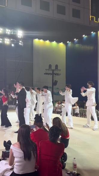 7月8日在山东看昊文的时候还蒙面在后面跳舞呢 后来一发不可收拾的天天等着看他直播 被他的人格魅力吸引