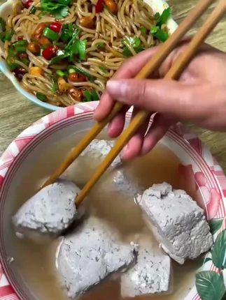 贵州柴火糊辣椒面,做蘸水做油泼辣子都安逸得很#贵州特产 #家乡的味道 #糊辣椒面