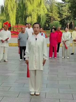 杜老师示范太极功夫扇。