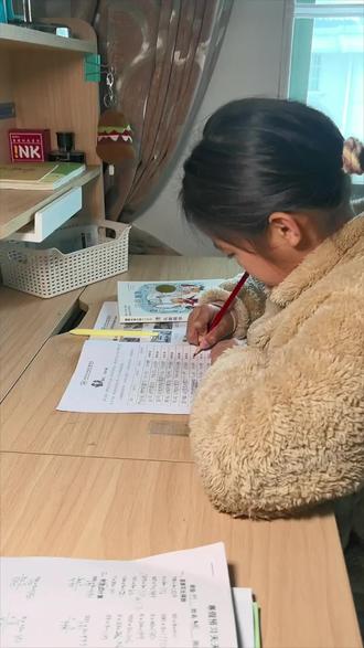 三年级下册仿写小练笔,每天一篇,轻松练作文!
同步课本句式、段落仿写,从短句到片段逐步提升,
孩子不怕写作文,语感越来越好,卷面更加分。
坚持每天练一练,写作能力悄悄进步~
家长直接给孩子练起来!#三年级语文 #三年级作文 #仿写