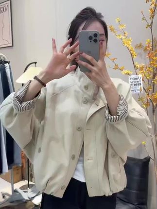 2025新款欧货英伦风女立领夹克,宽松休闲短款风衣,内里条纹超吸睛,打造独特时尚感,是爱美的你必备的个性上衣。 #2025欧货风衣 #英伦风夹克热 #宽松条纹风衣 #短款立领外套