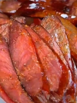 四川的麻辣香肠,选用纯肉做的,肥瘦相间,一口下去爆汁巨好吃#妈呀太香了#麻辣香肠#特产美食#爱了爱了