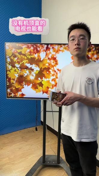 手机画面太小看不清楚,投屏器教您一键投屏电视机大屏显示 手机投屏在电视机上,您手机看的任何内容都可以大屏显示啦,看直播弹幕,追剧,玩游戏通通都可以#投屏器安装教程 #投屏器小屏变大屏 #优普胜 #优普胜投屏器
