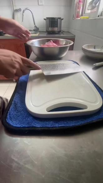 #自制香肠 #新鲜出炉#真实生活分享计划 #
我今天做的是麻辣香肠
配方如下:猪肉10斤
盐80克
糖200克
辣椒面100克
花椒粉30克
胡椒粉20克
五香粉30克
味精30克
白酒150克
五香配方:猪腿肉10斤
干肠料25克
盐45克
味精50克
糖150克
南乳汁180克
黄豆酱油100克
大曲酒160克
香油20克