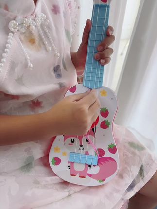 我女儿做梦都想要的尤克里里,趁着暑假给他安排上了,既可做玩具也可当礼物,轻松学习音乐#儿童玩具 #尤克里里玩具乐器 #音乐玩具 #强烈推荐