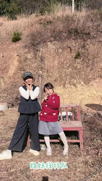 才分开的第一天就说想姐姐了,虽然一年见面寥寥,但感情很好,再见面还是依然亲热,打电话要打一个小时的姐妹俩。#表姐妹胜似亲姐妹