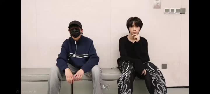 王橹杰,在你愣神的这几秒,你是否想到你有许多想对哥哥说的,想告诉他注意身体,想告诉他星途璀璨,想告诉他,我爱你,但你不用有压力,但是你无法说出这些心里话,你只能告诉他,希望师兄照顾好自己的身体😭#新年音乐会彩排 #271199 #杰丞