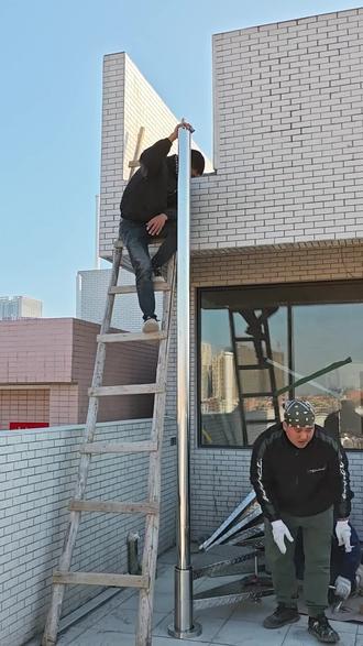 旋转楼梯怎么装?看完这条视频你就懂,不锈钢质感超高级!#自建房 #中柱旋转楼梯 #不锈钢旋转楼梯 #网红楼梯#安装现场