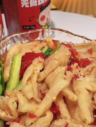 最近都说这个无骨鸡爪好吃,趁划算我也囤了一大箱,一桶足足两斤重。它都是去骨留筋的,吃起来q弹脆爽,特别入味,而且一点也不腥。我最喜欢里面的鸡爪,又肥又大,吃着特别过瘾,无论是追剧还是下酒都很合适。喜欢吃无骨鸡爪的朋友们赶紧试试吧!#美食 #好吃到爆 #美味零食 #超好吃 #香辣鸡爪 @DOU+小助手 @DOU+好生意