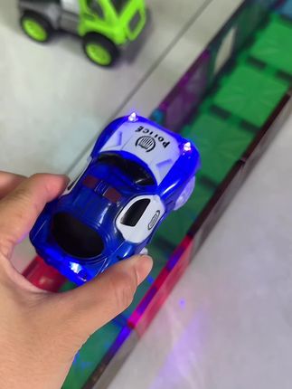儿子可能觉得妈妈是个魔术师吧,磁力片搭配小汽车新玩法。娃都玩疯了,没想到小车不大但跑的很快#磁力片#磁力片玩法 #益智玩具 #儿童玩具