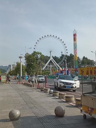 只要你是开心的 生活怎么过都行                                                  自己的人生 随心既是满分”#记录生活 #日常生活 #生活日常记录 #摩天轮🎡下的风景