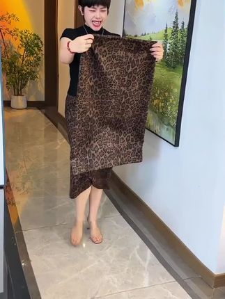 #简约又时髦 #秋季穿搭 #半身裙 #豹纹穿搭