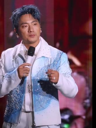 海来阿木现场和粉丝合唱《分币不掏》,自己没进去拍子哈哈哈哈!!!!
#海来阿木 #分币不掏 #海来阿木哈尔滨演唱会 #来跳舞