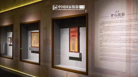 我在国博与古罗马千年文明对望 庞贝古城坐落于意大利南部的海滨城市那不勒斯,公元79年维苏威火山的爆发将其湮没,也把它从人类的记忆中抹除。直到二百多年前人们才在偶然间触及到这座沉睡了千余年的神秘城堡。庞贝古城再现了古罗马时期人们的生活面貌,是一笔宝贵的历史财富。联合国教科文组织将这里定为世界文化和自然遗产,游客们称这里是"天然的历史博物馆"。
“叩问永恒﹣﹣庞贝的探索与发掘”展览以考古发现为线索,聚焦庞贝古城从18世纪重见天日以来的探索历程,梳理不同时期在考古方法、理念及成果上的演进,借助最新考古成果,以全新视角还原庞贝作为罗马帝国重要城市的历史风貌及当时人们的生活场景,揭示其在罗马帝国中的重要地位及与地中海地区的广泛联系。
展览将展出来自意大利的精选文物105件(套),涵盖大理石雕塑、壁画、陶器、青铜器、金饰等珍贵文物,其中81件(套)为首次来华,另有7件(套在意大利国内也尚未公开展示。展览还包括3组沉浸式体验空间,将相关考古发掘成果以多维度展现方式进一步呈现,为公众提供更为直观和震撼的观展体验。
【展览信息】
展览名称:叩问永恒﹣﹣庞贝的探索与发掘
展览时间:2026年2月4日至10月11日
展览地点:中国国家博物馆南1、南2展厅
素材来源:纪录片《庞贝城的最后一天》、《庞贝古城 揭秘被冻结于时光中的人》;中国国家博物馆“叩问永恒﹣﹣庞贝的探索与发掘”展览实拍
实习剪辑:崔汐 赖盈颍
#国家博物馆 #国博 #庞贝 #叩问永恒 #古代文明