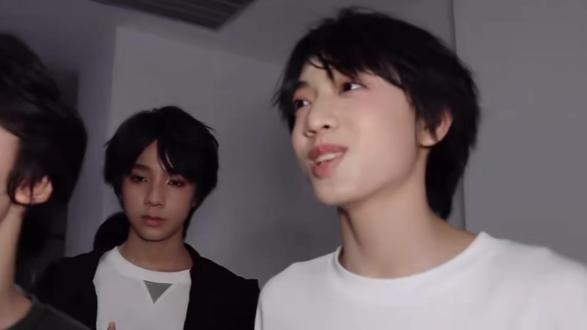 总是不自觉的望向你靠近你
部分cr. 格林童话集
#张桂源 #王橹杰 #桂橹 #橹桂