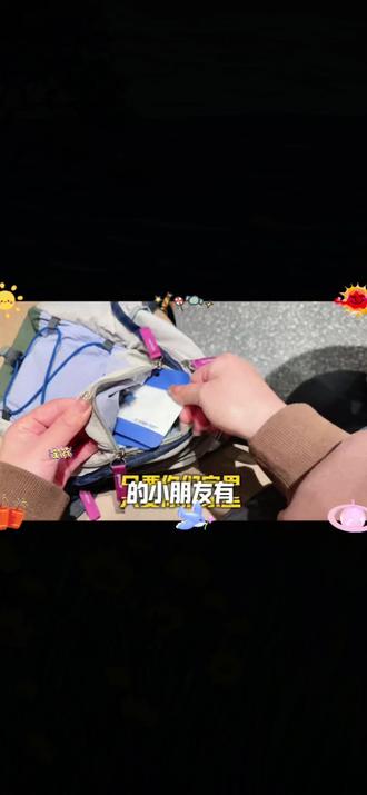 这个小天才 手表充电线转接头真的太方便了!以前手表充电线插不上手机,要换 手机充电线特别麻烦,现在有了它就方便多了。只需要 把它插在手表充电线上,就可以直接插上手机进行充电了,磁吸的设计,不用担心会掉,而且还是通用的#手表充电器 #小天才手表充电器 #充电器转换头