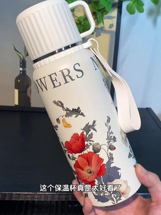 这个保温杯好好看,600毫升大容量,适合不爱喝水的你。 自带便携提手, 316不锈钢内胆, 保温个一两天不是问题。 杯盖也是个小茶杯, 自带茶格, 平时泡点花茶也喝不到茶渣。 还送你手提袋, 出行也方便。 #保温杯 #茶水分离杯 #316钢保温杯 #多喝水