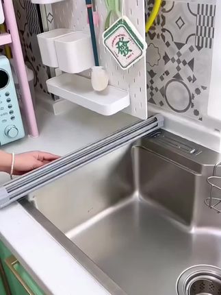 #创作灵感 水槽上有了这个沥水帘太方便了,洗完的蔬菜,碗筷放在上面还可以沥水,还可以把菜板放上去备菜,硅胶材质承重力强,不打滑,美观又实用!#抖音好物 #厨房好物 #生活好帮手