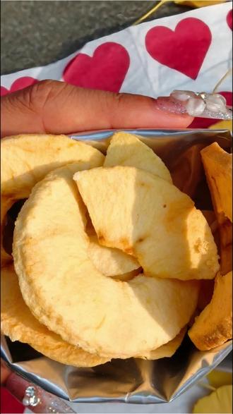 闺蜜说减脂期你就吃这个!巨好吃! #苹果脆片 #减脂期零食 #赵露思同款 #低脂零食 #aaaaapple 