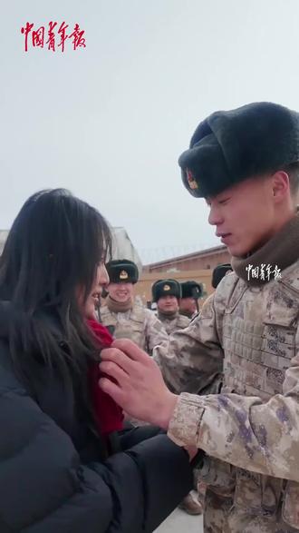 你选择了边关,我选择了你!军嫂与边防官兵同走巡逻路,军人丈夫在界碑前为妻子补上求婚仪式。#致敬军嫂 #卫国戍边有我在