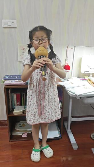 吹葫芦丝的女孩思思 一只哈巴狗#葫芦丝 #葫芦丝教学 #葫芦丝零基础入门教程 #民族乐器 #葫芦丝音乐