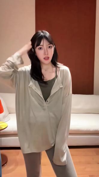 微胖姐妹直接冲!云朵慕斯两件套巨藏肉💥
亨利领长袖遮拜拜肉,吊带内搭防走光。
冰感软糯面料,贴肤穿超舒服。
单穿叠搭都好看,氛围感直接拉满。
百搭不挑人,轻松穿出慵懒高级感!
#云朵慕斯T恤两件套 #遮肉显瘦上衣 #日常百搭穿搭 #休闲慵懒松弛感防晒衬衫 #休闲慵懒运动套装
