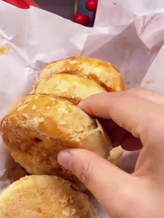 黄庄月饼你一定要尝一次,终于吃上这口酥皮月饼了!沙沙的口感,全家老少都爱#印奶奶月饼 #印奶奶黄庄月饼 #咸蛋黄月饼 #太好吃了