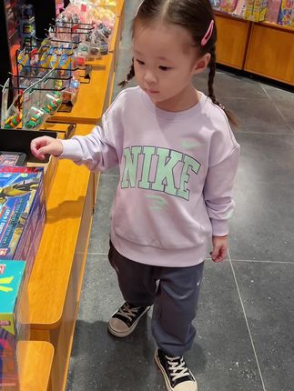 把她养的干干净净在身边 成为了我最大的成就 总是想要给她更好的 我逐渐理解那句“爱是尽力而为 仍觉亏欠” 可还是贪心的希望她一生顺遂#我的女孩👧🏻 #宝藏童装店 #儿童穿搭 #耐克 #秋季穿搭