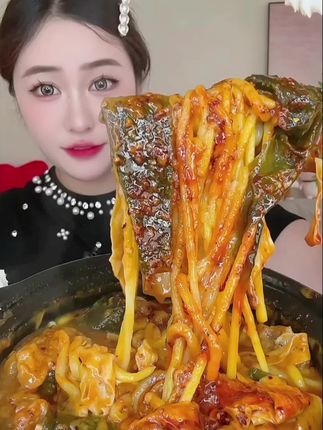 #黏糊麻辣烫 #老式麻辣烫 #麻辣烫 #短视频带货王 升级款麻辣烫净含量515克!只加量不加价味道也不变!纯东北老式大碗麻辣烫~