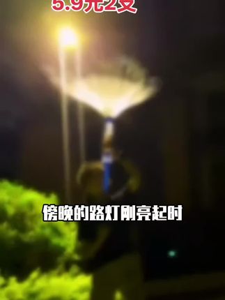 【5.9元带走2个!把浪漫呲进晚风里】, ,傍晚的路灯刚亮起时,该带它出场了——烟花抽拉式水枪,是玩具,更是藏着小心思的浪漫道具。, ,握在手里像攥着两束迷你烟花,奶呼呼的配色裹着圆弧线条,抽拉时“咔嗒”一声轻响,像在拧开一罐夏日心动。对着路灯喷水的瞬间,细碎水雾会把暖黄灯光揉成星星,他举着手机抓拍时,你笑着把水花呲向他的镜头,衣角沾着的潮气里,全是没说出口的“喜欢”。, ,不只是情侣的小把戏哦。闺蜜逛街时揣兜里,路过花坛就互相呲出一串笑;带娃出门塞一个,公园草坪上能追着蝴蝶玩一下午。抽拉省力,水量刚好,不会湿成落汤鸡,却能把寻常日子呲出点甜滋滋的水花。, ,关键是这价儿——5.9元直接抱走#震撼开场 #水枪 #抽拉式水枪 #放松解压 #太漂亮了