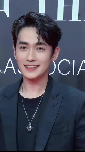 【朱一龙~中国最帅的八大男星之一】 朱一龙,1988年4月16日出生于湖北武汉,毕业于北京电影学院,是中国内地男演员。以下是对他的详细介绍:
演艺经历
- 蛰伏时期:2009年,朱一龙出演电视电影《再生缘》正式出道,此后几年出演了《血色深宅》《宝藏寻踪》《错嫁》等几十部电视电影,还在《风雨梵净山》《怪医文三块》等剧中担任角色。
- 声名渐起:2014年,主演的《家宴》《情定三生》播出,他凭借《情定三生》中的“迟瑞”一角走入大众视野。2015年获得亚洲影响力东方盛典“最具潜力男演员”奖。2016年,主演《新萧十一郎》《新边城浪子》,凭借“傅红雪”一角获得第14届电视剧南方盛典“年度男主角”奖。
- 大器晚成:2018年,《镇魂》播出,朱一龙一人分饰三角,打开知名度。同年《知否知否应是绿肥红瘦》开播,他饰演的“齐衡”一角入围第25届上海电视节白玉兰奖“最佳男配角”提名。2019年在《我的真朋友》中饰演“井然”,还参演了献礼片《我和我的祖国》。
- 厚积薄发:2021年,主演《叛逆者》,凭借“林楠笙”一角获得第32届浙江电视牡丹奖优秀男演员。2022年,《人生大事》上映,他凭借“莫三妹”一角获得第35届金鸡奖“最佳男主角”奖等多个奖项。2023年,主演的《消失的她》《河边的错误》上映,凭借“何非”一角获得第十五届澳门国际电影节“金莲花”最佳男主角奖。
代表作品
- 《镇魂》:朱一龙在剧中一人分饰三角,将“沈巍”的温文尔雅、“黑袍使”的冷峻霸气和“夜尊”的邪魅狂狷演绎得淋漓尽致,展现了出色的演技,该剧也让他一夜成名。
- 《知否知否应是绿肥红瘦》:他饰演的小公爷“齐衡”,纯情生动、温润如玉,将齐衡对盛明兰的深情以及在家族压力下的无奈演绎得十分到位,给观众留下了深刻的印象。
- 《人生大事》:朱一龙饰演的殡葬师“莫三妹”,是一个从“小混混”到有担当的男人的转变过程,他将莫三妹的市井气、善良和内心的柔软都展现了出来,凭借此角色他获得了多个影帝奖项。
个人特点
- 演技精湛:朱一龙能够驾驭多种不同类型的角色,无论是古装剧、现代剧还是悬疑剧,他都能通过细腻的表演将角色的性格特点和内心世界完美地呈现给观众。
- 形象多变:他可以是《镇魂》中帅气逼人的沈巍,也可以是《知否知否应是绿肥红瘦》中温润如玉的齐衡,还可以是《人生大事》中充满市井气的莫三妹,每一个角色都有独特的