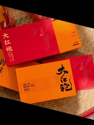 有时候觉得岩茶这块硬骨头真难啃,但又不甘心,向下卖垃圾茶,那该死的要面子,骨子里该死的清高,向上卖高品质茶,又没那该死的资本。只能熬着…熬着吧