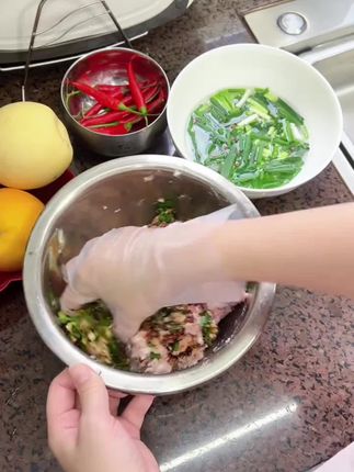 一次性TPE手套,安全无异味,防水防油,可接触食品,带上手套做家务保护双手。#一次性手套 #厨房好物