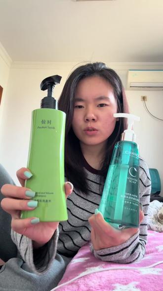 惊时,自然堂,这两款 用了大半个月的感受下来,感觉油头更适合惊时一点 (但是这两款不是穿插着用的每次洗完头的第二天,我的头都会痒)我发这个视频的意思就是很多博主测评在头上倒很多油然后说这个产品多么控油,这么多天还是这么蓬松,首先我们每个人发质头皮是不一样,还有我们工作环境也是不一样的,我们自身站一方面,环境是一方面,所以我感觉市面上的控油洗发水测评都是不准确的#自然堂 #惊时洗发水 #洗发水测评