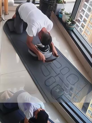 现在健腹轮真的很卷,别人还在大吃大喝,而你在偷偷卷腹,年底差距不就出来了吗?居家锻炼 #健腹轮#瘦腰腹 #见人不如健身 #男士神仙单品 #无限回购的宝藏单品