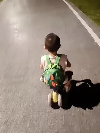 家里有精力旺盛的小宝贝,那可得给TA安排上这款宝宝平衡车!晚饭后带着孩子去公园、小区里骑上一圈,简直是释放活力的绝佳方式——小家伙蹬着车自由穿梭,既能尽情撒欢消耗过剩精力,又能在骑行中悄悄锻炼平衡感和肢体协调性,一举两得~ 而且呀,这小车颜值在线,设计也特别贴合宝宝的喜好,多半宝贝见了第一眼就会眼睛发亮,抱着不肯撒手。既能让娃开心运动,又能帮家长轻松“遛娃”,这样的好物,真该早点给娃安排上!#宝宝滑步平衡车 #小骑士 #日常遛娃系列 #带娃 #小孩子的快乐总是那么简单 @抖加🔥上热门🔥dou+🔥热点宝 @DOU+小助手 @DOU+上热门 @Dou+🔥上热门🔥