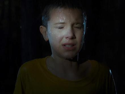 第2期 | 童星到影后:米莉怪奇物语前四季演技回顾与分析 《怪奇物语》最终季来了!我们看着长大的小十一,也早已不是当年的小女孩。
“跟着影帝影后学表演”第2期,深度拆解 米莉·博比·布朗 如何用9年时间,将“十一”这个角色刻进影视史。✨
米莉和她的伙伴们证明了一件事:真正的表演生命力,来源于真实的人生体验和真挚的情感联结,这远比任何精致的外貌标签都更持久、更有力。
或许你只是被一段演技打动,但当我们一起慢放、拆解,你会发现,这不只是一次“看热闹”。不同的人,能在这里获得不同的养分:
我们将带你进入那些容易被忽略的“隐秘”——一个眼神的停顿、一次呼吸的节奏。这不仅让你更懂戏,更能理解创作者的匠心,提升你的审美与鉴赏力,让“看剧”变成更高级的享受。
在这里,我们共同拆解那些触动人心的表演,无论你是为了专业精进,还是纯粹出于热爱。关注我,小林学长,一个也在学习路上的演员。带你拆解顶级表演,一起成长。
#怪奇物语 #米莉波比布朗 #演员表演#eleven #表演