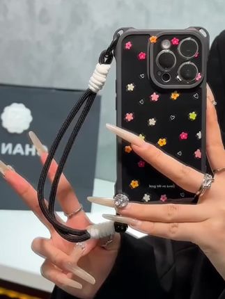 谁能拒绝这么好看的黑色碎花挂绳手机壳呀,夏天喜欢穿裙子的姐妹,出门逛街再也不用担心手机没地方放了~#这个手机壳真的长在我心巴上了#是时候安排一下了 #快分享给你的好友 #在抖音入手的好东西 #3c好物推荐