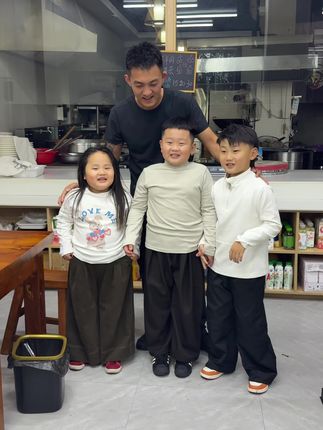 我勒猴哎 粉丝下到3岁 上到70 不要问了 摇~