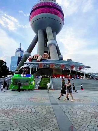 东方明珠与“三件套”并肩而立,勾勒出现代天际线,阳光下格外挺拔。南京路步行街人潮涌动,繁华里藏着烟火气。外滩边,万国建筑静静矗立,江风拂过,历史与当下在此温柔相遇,尽是魔都风情。#东方明珠#南京路步行街 #外滩