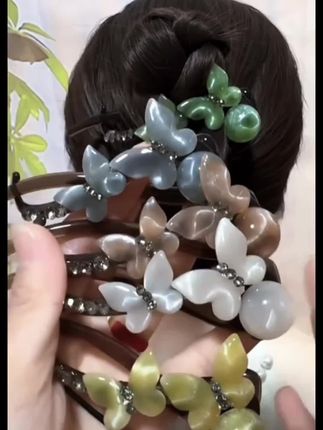 夏天怕热又爱扎头发的姐妹看过来✨ 这款珠珠蝴蝶扭扭一字夹简直是刚需!简约一字设计,适配各种穿搭,不管是通勤赶路,还是逛街撒欢,抓力强到能牢牢“锁”住头发,清爽不松垮💨 小小一只藏在发间,实用又隐形,夏日发型氛围感拿捏,谁用谁爱上,速速安排~#网红发饰 #简单好看发型 #盘头发的简单方法 #发簪盘发 #美出高级感 @DOU+小助手